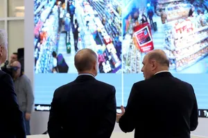 Tổng thống Vladimir Putin (giữa) nghe báo cáo về tình hình dịch COVID-19 ở Nga ngày 21-3. Ảnh: AP