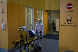 Nhân viên cấp cứu vận chuyển một bệnh nhân COVID-19 cao tuổi đến xe cứu thương ở TP Sabadell (Tây Ban Nha). Ảnh: AP