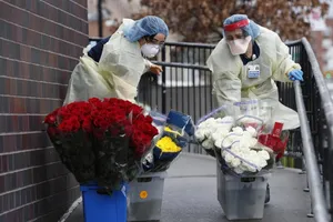 Hai nhân viên y tế trước lối vào phòng cấp cứu Bệnh viện Elmhurst thuộc bang Elmhurst, Mỹ ngày 21-3. Ảnh: AP 