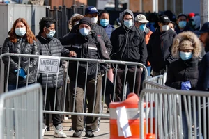 Người dân Mỹ xếp hàng chờ xét nghiệm tại Bệnh viện Elmhurst, TP New York ngày 27-3. Ảnh: CNN
