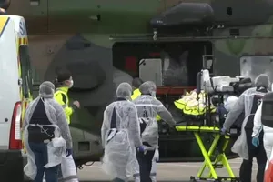 Nhân viên y tế di chuyển một bệnh nhân nhiễm COVID-19 ở thủ đô Berlin, Đức ngày 12-3. Ảnh: DW