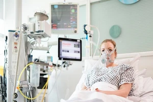 Thiết bị trợ thở mới này do các bác sĩ Đại học London và nhóm kỹ sư thuộc đội đua F1 của Mercedes thiết kế và chế tạo. Ảnh: THE GUARDIAN 