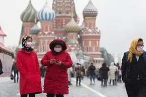 Du khách trước Điện Kremlin ở thủ đô Moscow, Nga hồi tháng 1-2020. Ảnh: REUTERS