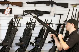 Chính quyền Mỹ coi việc bán lẻ vũ khí vào các hoạt động kinh tế thiết yếu. Ảnh: REUTERS