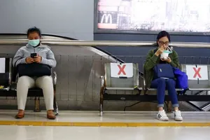Người dân Indonesia được yêu cầu giữ khoảng cách xã hội. Ảnh: REUTERS