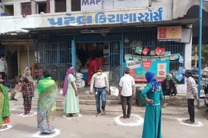 Cách người dân Ấn Độ giữ khoảng cách xã hội khi xếp hàng chờ mua đồ. Ảnh: TWITTER