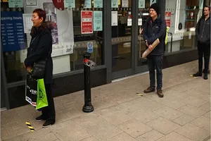 Những người mua sắm tại Anh đang thực hiện việc giãn cách xã hội. Ảnh: AFP