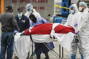 Một nạn nhân Mỹ tử vong vì COVID-19 được nhân viên y tế đưa đi ở quận Brooklyn, TP New York ngày 31-3. Ảnh: CNBC