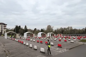 Một điểm xét nghiệm COVID-19 trong một bãi đậu xe tại Chessington World of Adventures ở hạt Greater London, Anh. Ảnh: REUTERS