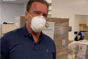 ‘Kẻ hủy diệt’ Arnold Schwarzenegger - cựu Thống đốc California kiểm tra các lô hàng khẩu trang chuyển đến ủng hộ các bệnh viện. Ảnh: ATTN