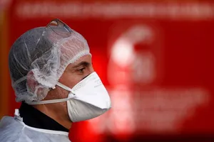 WHO khuyến cáo những dân nên đeo khẩu trang thông thường để phòng dịch COVID-19, để dành khẩu trang y tế cho các y bác sĩ ở tuyến đầu. Ảnh: INDEPENDENT