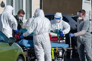 Nhân viên y tế di chuyển bệnh nhân nhiễm COVID-19 ở thị trấn Watford, Anh ngày 2-4. Ảnh: BBC