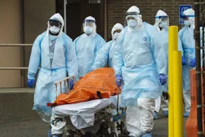 Các nhân viên y tế đưa một thi thể bệnh nhân COVID-19 ra nhà xác ở bên ngoài bệnh viện Wyckoff Heights tại quận Brooklyn, TP New York, bang New York (Mỹ) hôm 2-4. Ảnh: BLOOMBERG