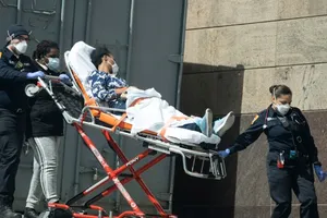 Một bệnh nhân COVID-19 trẻ tuổi đang được vào Bệnh viện Bronxcare ở TP New York, Mỹ ngày 2-4. Ảnh: CNBC