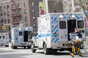 Một hàng xe cứu thương ở TP New York (ngày 4-4) chờ đưa các bệnh nhân nhiễm COVID-19 đến bệnh viện. Ảnh: AP