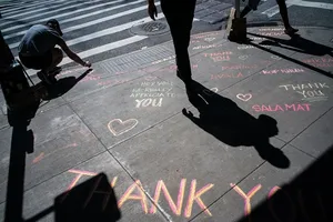 Những lời cảm ơn bằng nhiều ngôn ngữ khác nhau được viết trên vỉa hè gần bệnh viện Mount Sinai Morningside ở Manhattan, New York (Mỹ) ngày 6-4. Ảnh: THE NEW YORK TIMES