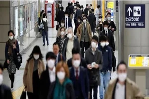 Người dân Tokyo đi làm vào sáng ngày 7-4. Ảnh: REUTERS