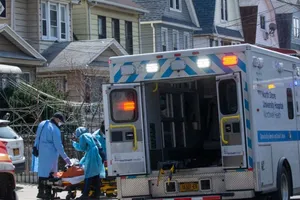 Nhân viên y tế di chuyển một bệnh nhân COVID-19 ở TP New York, Mỹ ngày 6-4. Ảnh: REUTERS