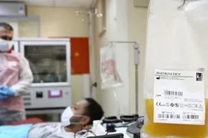 Bệnh nhân COVID-19 được truyền huyết tương tại một bệnh viện ở Thổ Nhĩ Kỳ ngày 2-4. Ảnh: AFP