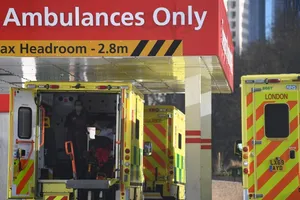 Xe cứu thương ở một bệnh viện thuộc thủ đô London, Anh ngày 2-4. Ảnh: BBC