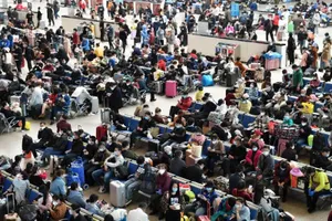 Người dân Vũ Hán chờ rời khỏi thành phố hôm 8-4. Ảnh: REUTERS