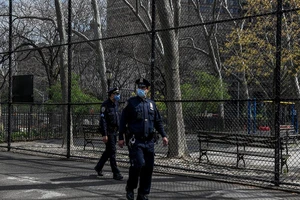 Nhân viên cảnh sát tuần tra khu vực Công viên Saint Vartan ở quận Manhattan, TP New York. Ảnh: THE NEW YORK TIMES