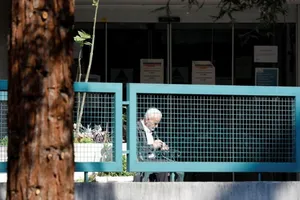 Một cụ ông ngồi trên băng ghế trong viện dưỡng lão Jardins des Plantes (Paris), nơi đã có bệnh nhân tử vong vì COVID-19. Ảnh: REUTERS