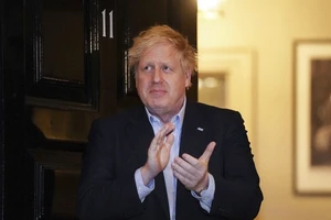 Bức ảnh chụp Thủ tướng Anh Boris Johnson trước Văn phòng Thủ tướng trước thời điểm nhập viện điều trị COVID-19. Ảnh: AP