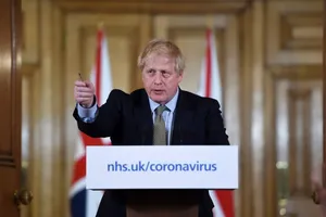 Thủ tướng Anh trong một cuộc họp báo về COVID-19 hồi tháng 3-2020. Ảnh: BBC