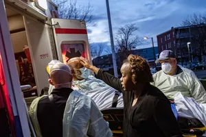 Nhân viên y tế di chuyển một bệnh nhân COVID-19 ở bang Washington, Mỹ hồi tháng 3-2020. Ảnh: AFP