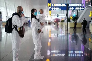 Khách du lịch trong bộ đồ bảo hộ tại sân bay sân bay quốc tế Thiên Hà Vũ Hán, TP Vũ Hán (tỉnh Hồ Bắc) hôm 10-4 vừa qua. Ảnh REUTERS