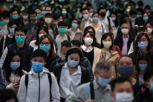 Hong Kong có thể phải hứng chịu làn sóng lây nhiễm COVID-19 thứ ba từ những người đến từ Trung Quốc đại lục. Ảnh: SCMP