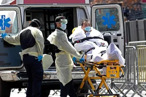 Một bệnh nhân COVID-19 được đưa đến bệnh viện Elmhurst thuộc bang New York, Mỹ ngày 7-4. Ảnh: REUTERS
