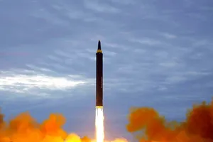 Quân đội Hàn Quốc cho biết Triều Tiên đã phóng nhiều vật thể bay nghi là tên lửa hành trình chống hạm tầm ngắn trong sáng 14-4. Ảnh: KNCA/AP