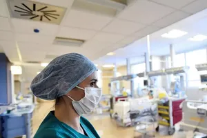 Dù số người chết hơn 20.000 nhưng số người nguy kịch giảm ngày thứ 10 liên tiếp. Ảnh: REUTERS