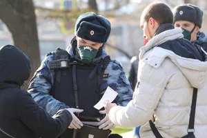 Cảnh sát kiểm tra giấy tờ của người dân thủ đô Moscow, Nga ngày 13-4. Ảnh: TASS