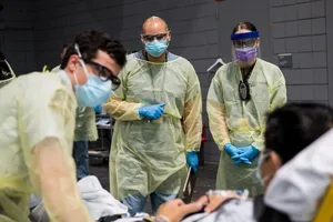 Quân y Mỹ hỗ trợ điều trị bệnh nhân COVID-19 tại trung tâm y tế Javis thuộc TP New York ngày 13-4. Ảnh: AFP