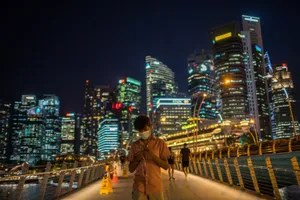 Người dân mang khẩu trang đi bộ trên đường phố Singapore (Ảnh chụp ngày 1-4). Ảnh: CNA