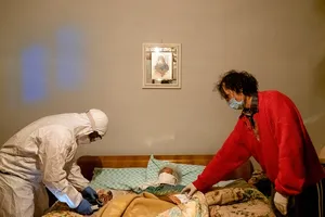 Chuyên gia virus học Andrea Crisanti cho rằng vẫn còn "tảng băng chìm" trong số liệu thống kê đại dịch COVID-19 ở Ý. Ảnh: TIME