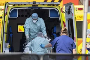 Nhân viên di chuyển một bệnh nhân COVID-19 ở thủ đô London, Anh ngày 17-4. Ảnh: GETTY