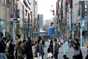 Đường phố trung tâm tại Tokyo vẫn khá đông đúc dù chính phủ đã kêu gọi người dân hãy ở nhà. Ảnh: REUTERS