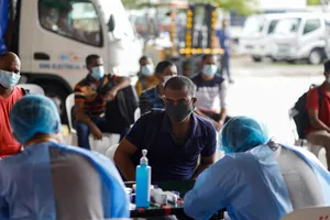 Một trạm xét nghiệm COVID-19 lưu động ở Singapore. Ảnh: CNN