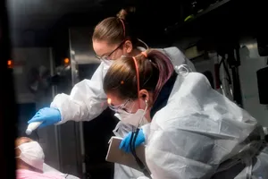 Nhân viên y tế di chuyển một bệnh nhân COVID-19 ở TP New York, Mỹ ngày 11-4. Ảnh: REUTERS