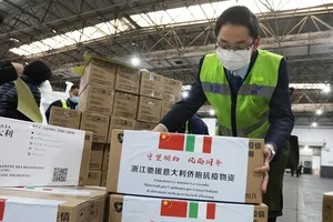 Một lô hàng viện trợ y tế của Trung Quốc giúp Ý chống lại đại dịch COVID-19. Ảnh: REUTERS