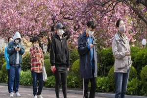 Người dân Hàn Quốc tuân thủ giữ khoảng cách an toàn, đeo khẩu trang kín. Ảnh: XINHUA