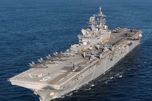 Tàu tấn công đổ bộ USS America được điều tới biển Đông. Ảnh: SINA