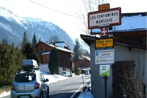 Đường đến khu trượt tuyết Les Contamines-Montjoie . Ảnh: BBC