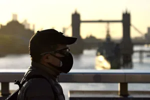 Người dân Anh đeo khẩu trang đi bộ gần khu vực cầu London, Anh (Ảnh chụp hồi tháng 2-2020). Ảnh: REUTERS