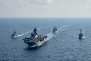 Ba tàu USS America, USS Barry và USS Bunker HIll (Mỹ) đã diễn tập chung với tàu HMAS Parramatta (Úc) ở biển Đông. Ảnh: BỘ QUỐC PHÒNG ÚC