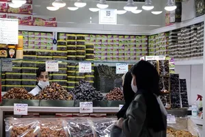 Người dân Iran đi mua sắm tại khu chợ Tajrish Bazaar ở thủ đô Tehran để chuẩn bị cho tháng lễ Ramadan hôm 23-4. Ảnh: AA